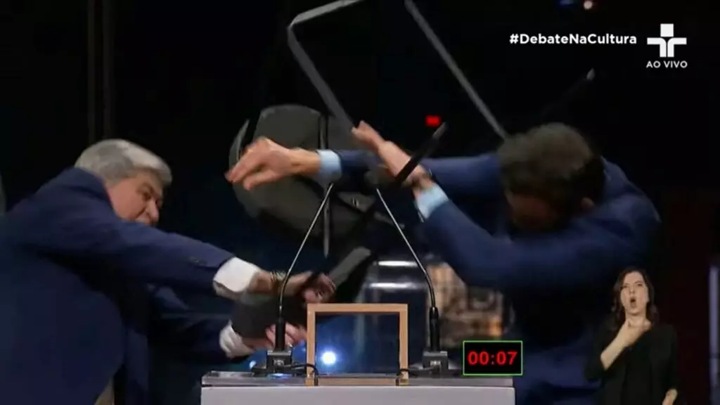 Vídeo: Datena dá cadeirada em Marçal e TV Cultura interrompe debate